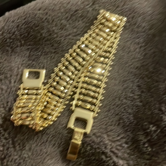 Jewelry - Elegant Gold Bracelet for Women